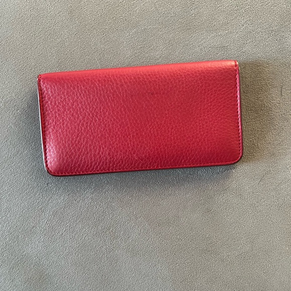 Burberry Leather Rowe Snap
Wallet Red - Picture 2 of 8